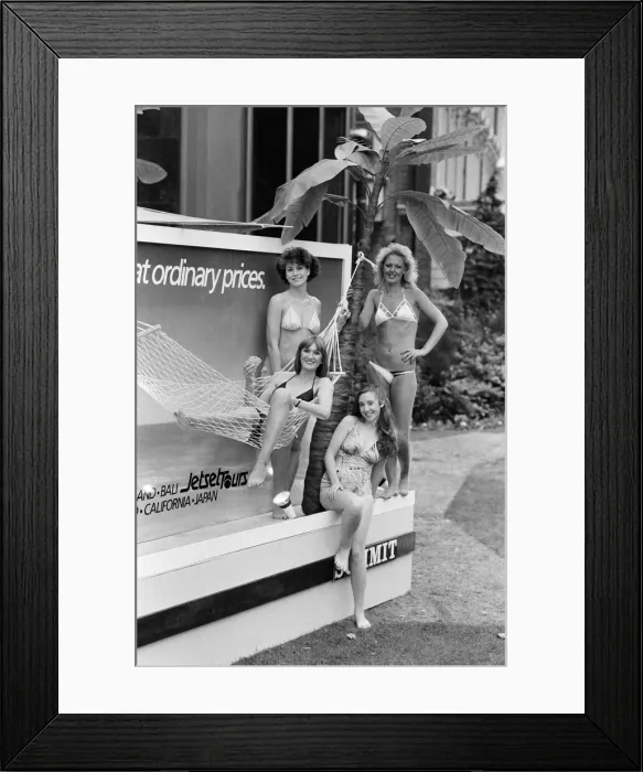 Framed Print : The worlds first live poster, Cromwell Road, London Framed Print : The worlds first live poster, Cromwell Road, London