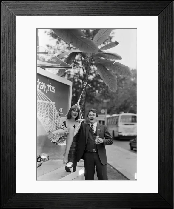 Framed Print : The worlds first live poster, Cromwell Road, London Framed Print : The worlds first live poster, Cromwell Road, London