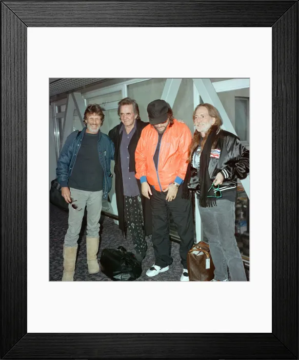 Framed Print : Members of The Highwaymen at Heathrow Airport. Kris Kristofferson, Johnny Cash Framed Print : Members of The Highwaymen at Heathrow Airport. Kris Kristofferson, Johnny Cash