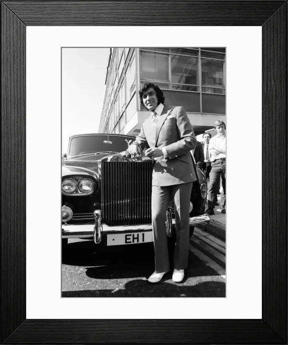 Framed Print : Singing star Engelbert Humperdinck at Heathrow Airport, where his new £1