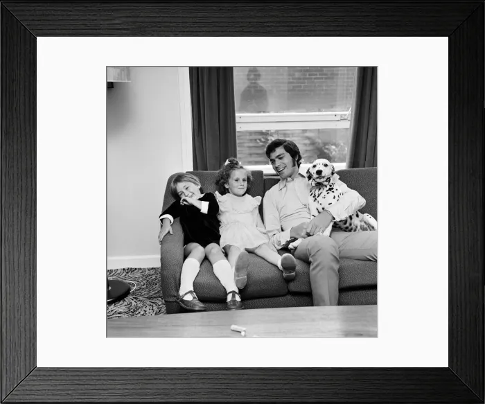Framed Print : Engelbert Humperdinck at home with his daughter Louise, 3 Framed Print : Engelbert Humperdinck at home with his daughter Louise, 3