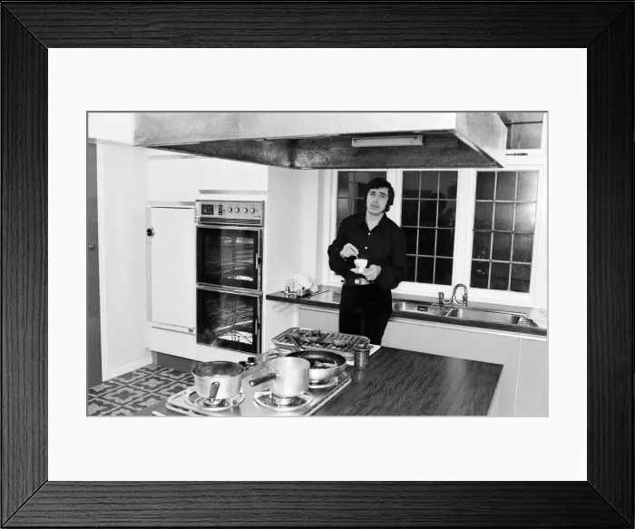 Framed Print : Engelbert Humperdinck at his new home in St Georges Hill, Weybridge Framed Print : Engelbert Humperdinck at his new home in St Georges Hill, Weybridge