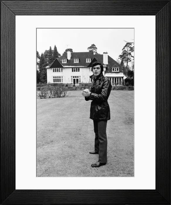 Framed Print : Engelbert Humperdinck at his new home in St Georges Hill, Weybridge Framed Print : Engelbert Humperdinck at his new home in St Georges Hill, Weybridge