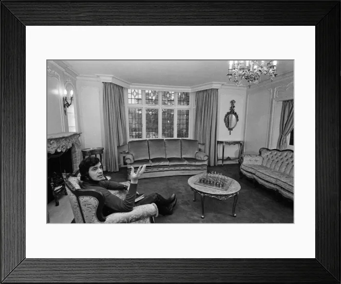 Framed Print : Engelbert Humperdinck at his new home in St Georges Hill, Weybridge