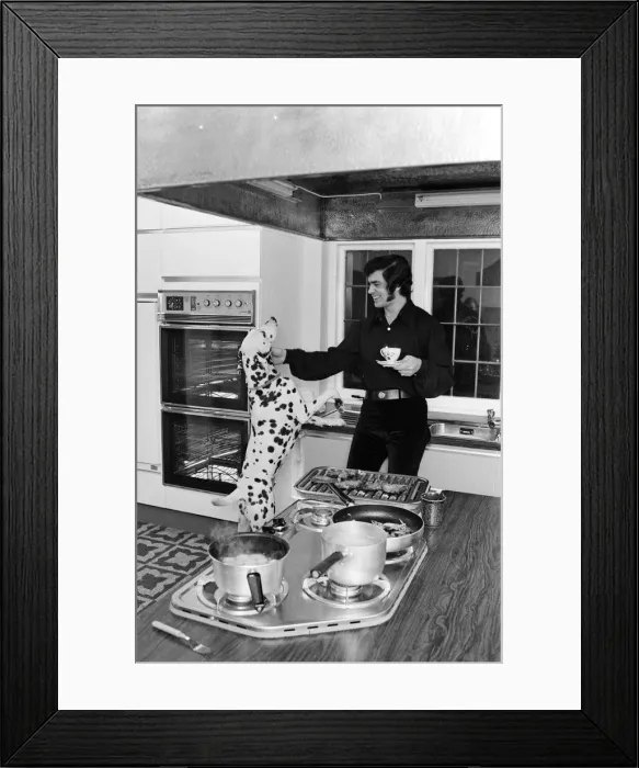 Framed Print : Engelbert Humperdinck at his new home in St Georges Hill, Weybridge Framed Print : Engelbert Humperdinck at his new home in St Georges Hill, Weybridge