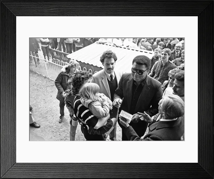 Framed Print : Muhammad Ali at Nuneaton. The boxing legend brought his own kind of magic to thrill