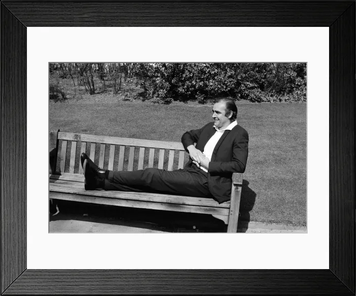 Framed Print : Actor Sean Connery at Victoria Embankment Gardens before heading to Las Vegas to shoot