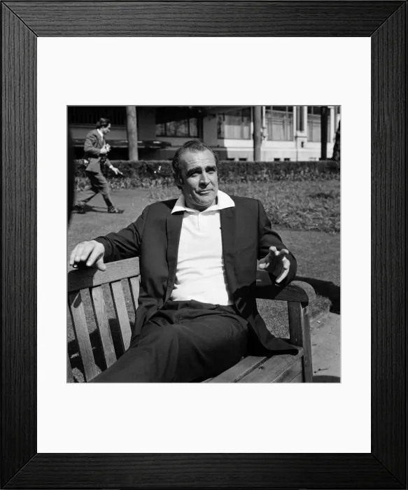 Framed Print : Actor Sean Connery at Victoria Embankment Gardens before heading to Las Vegas to shoot Framed Print : Actor Sean Connery at Victoria Embankment Gardens before heading to Las Vegas to shoot
