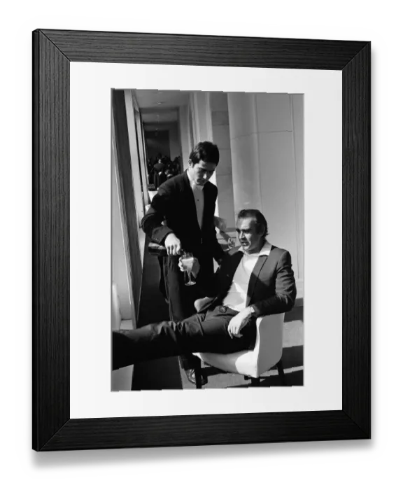 Framed Print : Actor Sean Connery at Victoria Embankment Gardens before heading to Las Vegas to shoot Framed Print : Actor Sean Connery at Victoria Embankment Gardens before heading to Las Vegas to shoot