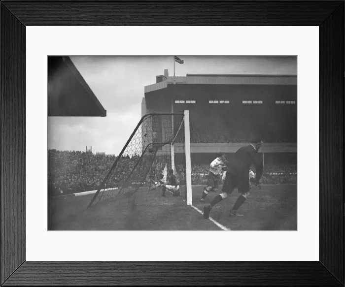 Framed Print : England 6-2 Hungary, International Friendly at Arsenal Stadium, Highbury, London Framed Print : England 6-2 Hungary, International Friendly at Arsenal Stadium, Highbury, London