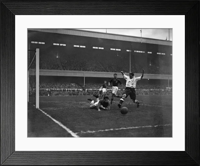 Framed Print : England 6-2 Hungary, International Friendly at Arsenal Stadium, Highbury, London Framed Print : England 6-2 Hungary, International Friendly at Arsenal Stadium, Highbury, London
