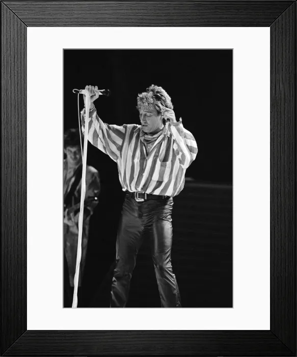 Framed Print : Rod Stewart in concert at the NEC Arena, Birmingham, West Midlands Framed Print : Rod Stewart in concert at the NEC Arena, Birmingham, West Midlands