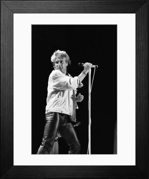 Framed Print : Rod Stewart in concert at the NEC Arena, Birmingham, West Midlands Framed Print : Rod Stewart in concert at the NEC Arena, Birmingham, West Midlands