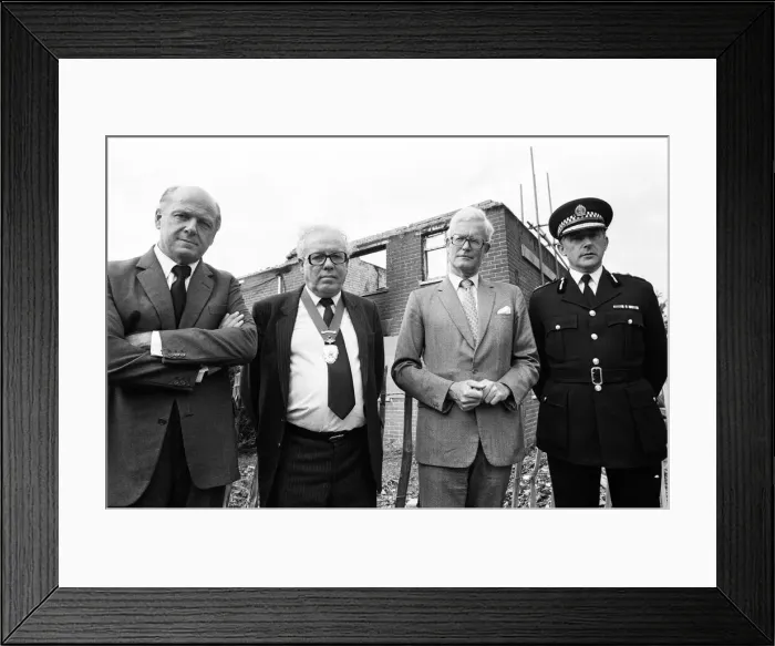 Framed Print : Home Secretary Douglas Hurd visits Hungerford, Berkshire Framed Print : Home Secretary Douglas Hurd visits Hungerford, Berkshire