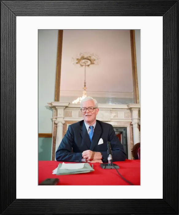 Framed Print : Foreign Secretary Douglas Hurd delivers a statement during the Gulf crisis Framed Print : Foreign Secretary Douglas Hurd delivers a statement during the Gulf crisis