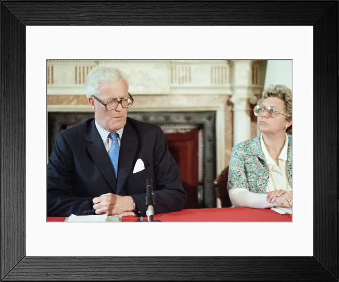 Framed Print : Foreign Secretary Douglas Hurd delivers a statement during the Gulf crisis Framed Print : Foreign Secretary Douglas Hurd delivers a statement during the Gulf crisis