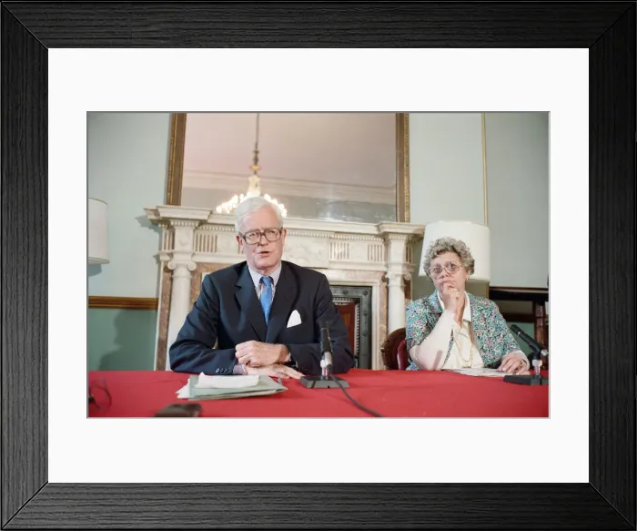 Framed Print : Foreign Secretary Douglas Hurd delivers a statement during the Gulf crisis Framed Print : Foreign Secretary Douglas Hurd delivers a statement during the Gulf crisis