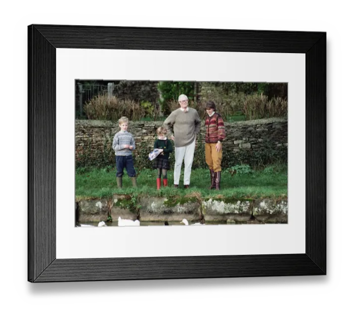 Framed Print : Foreign Secretary Douglas Hurd with his wife Judy and their children. 24th November 1990 Framed Print : Foreign Secretary Douglas Hurd with his wife Judy and their children. 24th November 1990