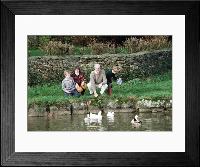 Framed Print : Foreign Secretary Douglas Hurd with his wife Judy and their children. 24th November 1990 Framed Print : Foreign Secretary Douglas Hurd with his wife Judy and their children. 24th November 1990