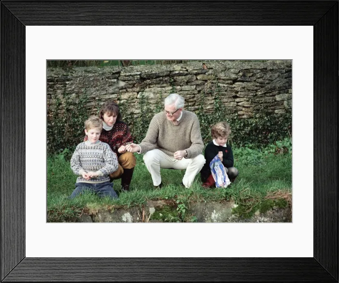 Framed Print : Foreign Secretary Douglas Hurd with his wife Judy and their children. 24th November 1990 Framed Print : Foreign Secretary Douglas Hurd with his wife Judy and their children. 24th November 1990