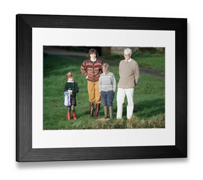 Framed Print : Foreign Secretary Douglas Hurd with his wife Judy and their children. 24th November 1990 Framed Print : Foreign Secretary Douglas Hurd with his wife Judy and their children. 24th November 1990
