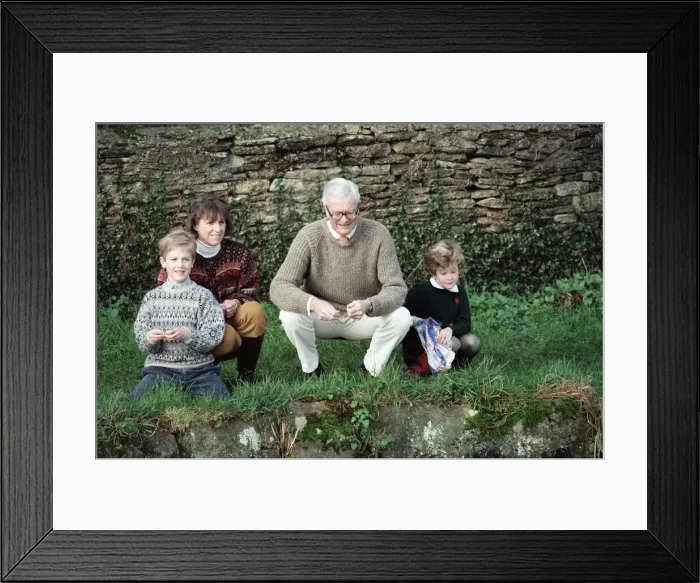 Framed Print : Foreign Secretary Douglas Hurd with his wife Judy and their children. 24th November 1990 Framed Print : Foreign Secretary Douglas Hurd with his wife Judy and their children. 24th November 1990