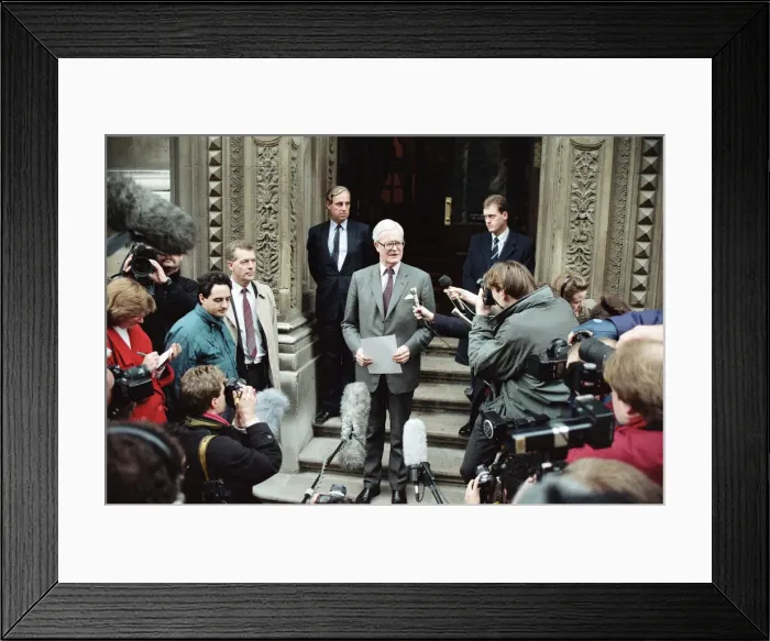 Framed Print : Foreign Secretary Douglas Hurd on the steps on the Foreign Office announcing his Framed Print : Foreign Secretary Douglas Hurd on the steps on the Foreign Office announcing his