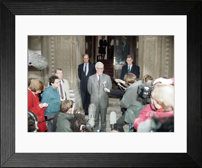Framed Print : Foreign Secretary Douglas Hurd on the steps on the Foreign Office announcing his Framed Print : Foreign Secretary Douglas Hurd on the steps on the Foreign Office announcing his