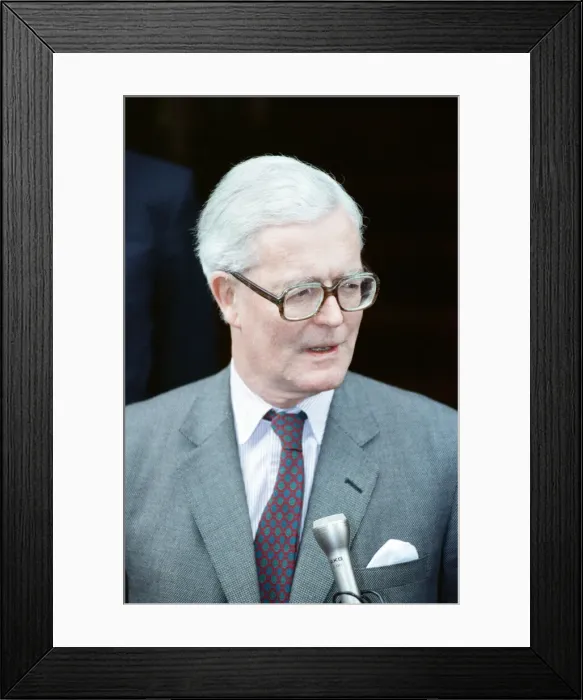 Framed Print : Foreign Secretary Douglas Hurd on the steps on the Foreign Office announcing his Framed Print : Foreign Secretary Douglas Hurd on the steps on the Foreign Office announcing his