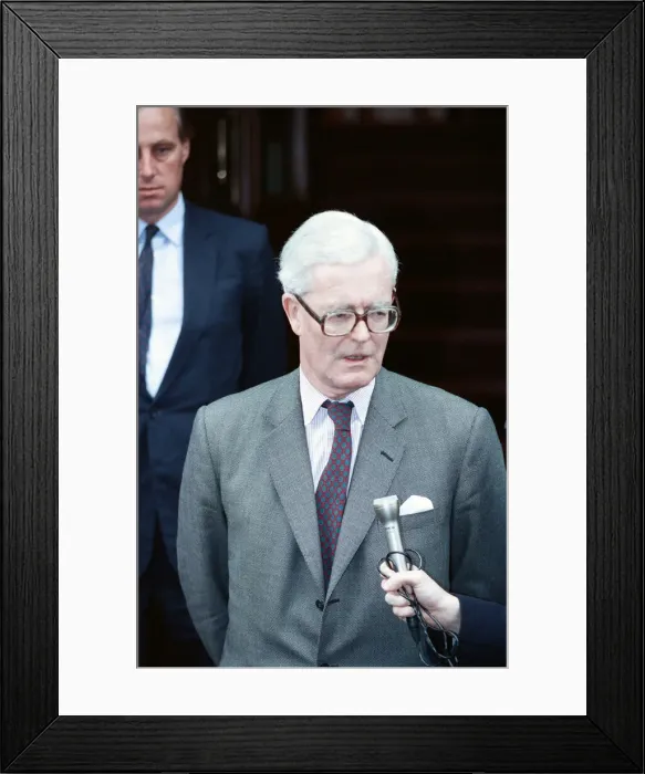 Framed Print : Foreign Secretary Douglas Hurd on the steps on the Foreign Office announcing his Framed Print : Foreign Secretary Douglas Hurd on the steps on the Foreign Office announcing his