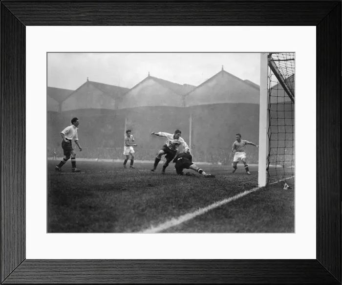 Framed Print : England 3-2 Italy, International Friendly match at Arsenal Stadium, Highbury, London Framed Print : England 3-2 Italy, International Friendly match at Arsenal Stadium, Highbury, London