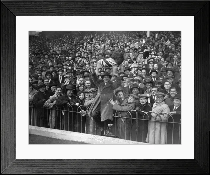 Framed Print : England 3-2 Italy, International Friendly match at Arsenal Stadium, Highbury, London Framed Print : England 3-2 Italy, International Friendly match at Arsenal Stadium, Highbury, London