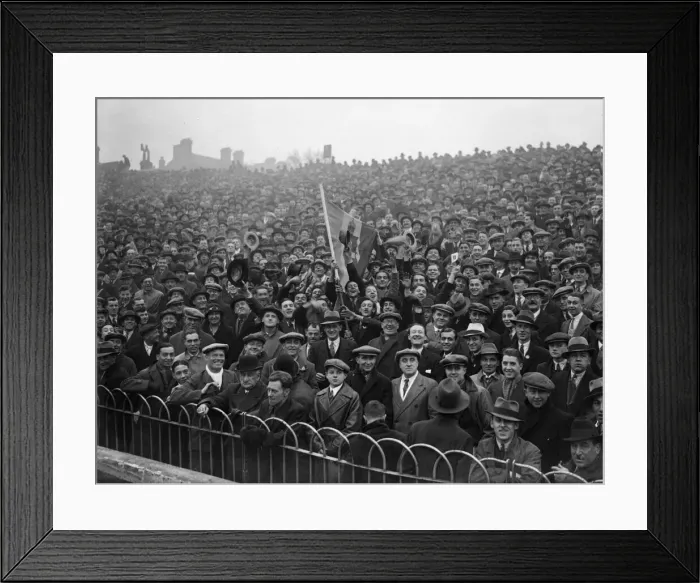 Framed Print : England 3-2 Italy, International Friendly match at Arsenal Stadium, Highbury, London Framed Print : England 3-2 Italy, International Friendly match at Arsenal Stadium, Highbury, London