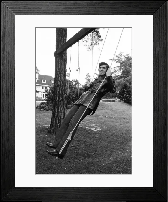 Framed Print : Engelbert Humperdinck at his new home in St Georges Hill, Weybridge Framed Print : Engelbert Humperdinck at his new home in St Georges Hill, Weybridge