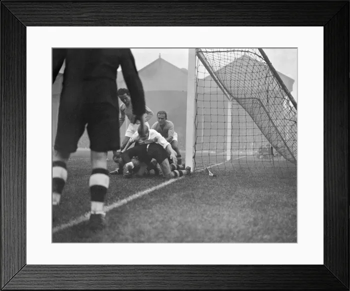 Framed Print : England 3-2 Italy, International Friendly match at Arsenal Stadium, Highbury, London
