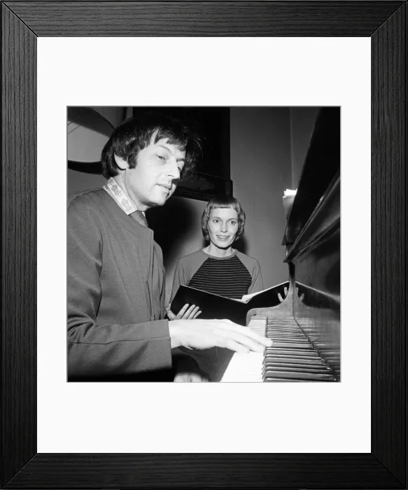 Framed Print : Mia Farrow and husband Andre Previn at the London Music Club in Holland Park, London
