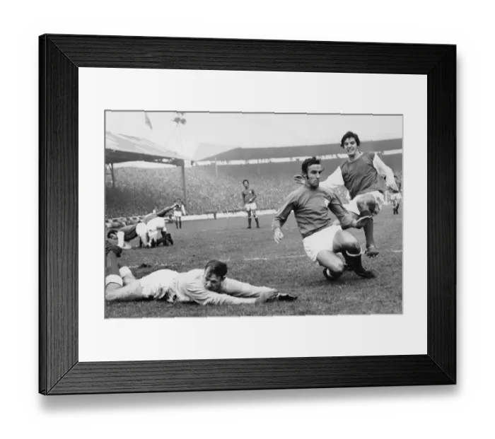 Framed Print : Glasgow Rangers 1 v Hibernian 3. Scottish League Division One match at Ibrox