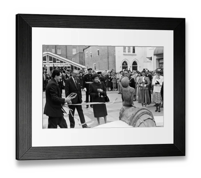 Framed Print : Queen Elizabeth II visits Leamington Spa, Warwickshire. 24th March 1988 Framed Print : Queen Elizabeth II visits Leamington Spa, Warwickshire. 24th March 1988