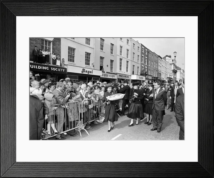Framed Print : Queen Elizabeth II visits The Parade, Leamington Spa, Warwickshire. 24th March 1988 Framed Print : Queen Elizabeth II visits The Parade, Leamington Spa, Warwickshire. 24th March 1988