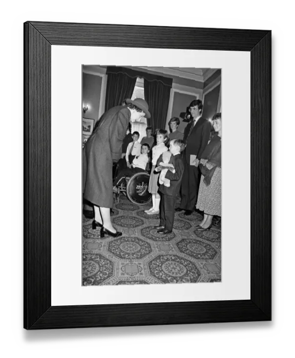 Framed Print : Queen Elizabeth II visits The Regent Hotel, Leamington Spa, Warwickshire. 24th March 1988