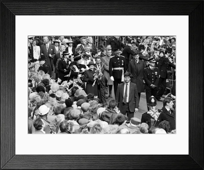 Framed Print : Queen Elizabeth II greets well-wishers at the Parade, Leamington Spa, Warwickshire Framed Print : Queen Elizabeth II greets well-wishers at the Parade, Leamington Spa, Warwickshire