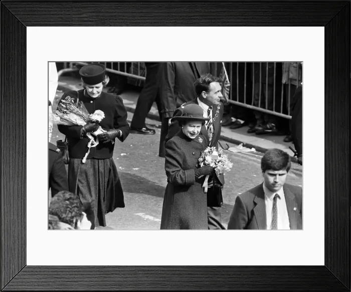 Framed Print : Queen Elizabeth II greets well-wishers at the Parade, Leamington Spa, Warwickshire Framed Print : Queen Elizabeth II greets well-wishers at the Parade, Leamington Spa, Warwickshire