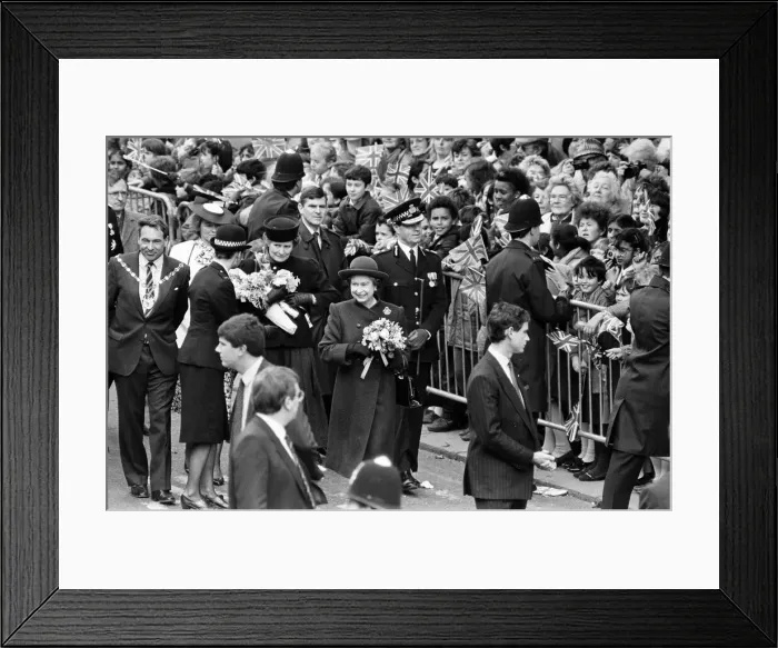 Framed Print : Queen Elizabeth II greets well-wishers at the Parade, Leamington Spa, Warwickshire Framed Print : Queen Elizabeth II greets well-wishers at the Parade, Leamington Spa, Warwickshire