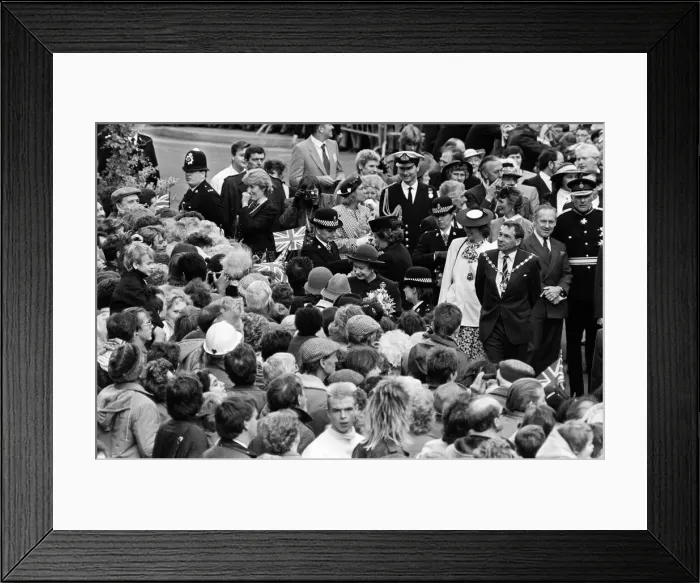 Framed Print : Queen Elizabeth II greets well-wishers at the Parade, Leamington Spa, Warwickshire Framed Print : Queen Elizabeth II greets well-wishers at the Parade, Leamington Spa, Warwickshire