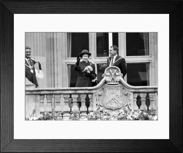 Framed Print : Queen Elizabeth II at Leamington Spa Town Hall, Warwickshire. 24th March 1988 Framed Print : Queen Elizabeth II at Leamington Spa Town Hall, Warwickshire. 24th March 1988