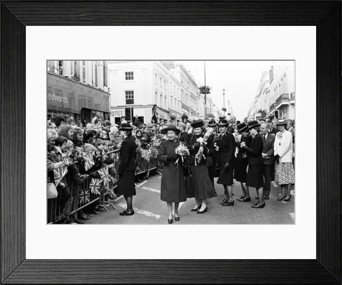 Framed Print : Queen Elizabeth II greets well-wishers at the Parade, Leamington Spa, Warwickshire Framed Print : Queen Elizabeth II greets well-wishers at the Parade, Leamington Spa, Warwickshire