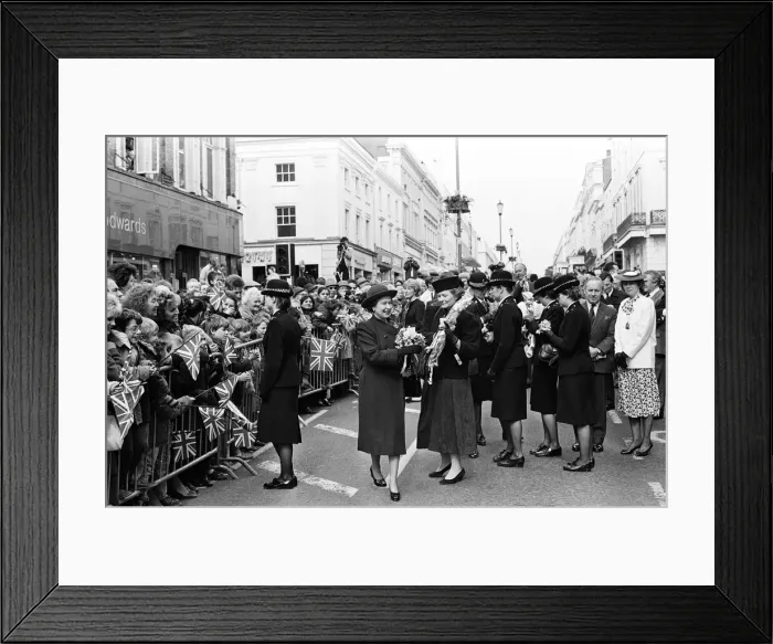 Framed Print : Queen Elizabeth II greets well-wishers at the Parade, Leamington Spa, Warwickshire Framed Print : Queen Elizabeth II greets well-wishers at the Parade, Leamington Spa, Warwickshire