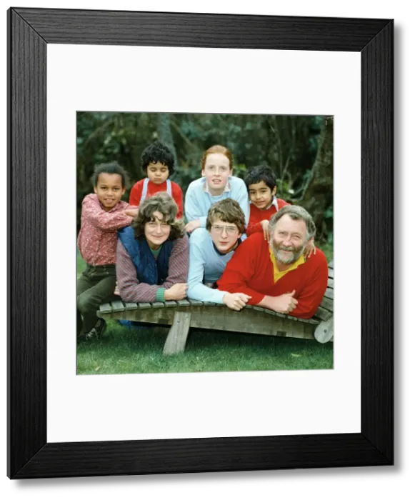 Framed Print : David Bellamy and his wife Rosemary with their children. 20th January 1983 Framed Print : David Bellamy and his wife Rosemary with their children. 20th January 1983