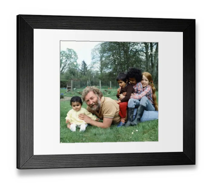 Framed Print : David Bellamy with some of his children. 20th January 1983 Framed Print : David Bellamy with some of his children. 20th January 1983