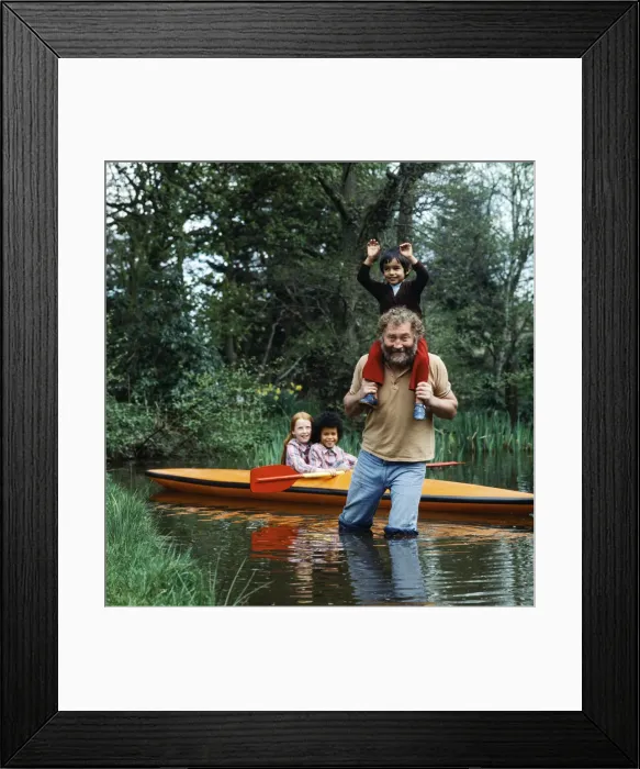 Framed Print : David Bellamy with some of his children. 20th January 1983 Framed Print : David Bellamy with some of his children. 20th January 1983